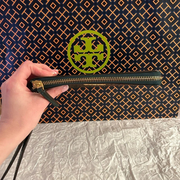 Tory Burch Britten Embossed Large Zip Pouch Wristlet Norwood Gold Green - Picture 2 of 12